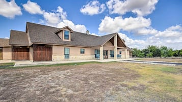House (6 Bedrooms) | Interior