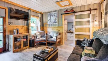 Cottage (1 Bedroom) | Living area