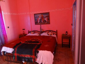 1 habitación, tabla de planchar con plancha, wifi y ropa de cama 