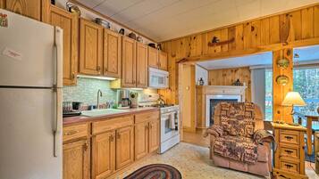 Cottage (3 Bedrooms) | Private kitchen | Microwave, oven, stovetop, coffee grinder