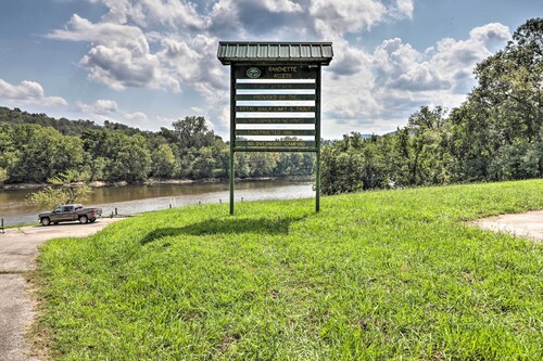 Walk to White River: Home w/ Deck in Flippin!