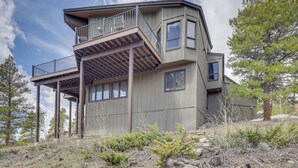 Un immeuble moderne à plusieurs étages, doté d’un balcon et de grandes fenêtres.