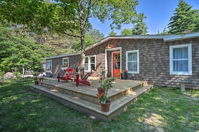Woodland Retreat: Near Trails, Golf & Wineries!