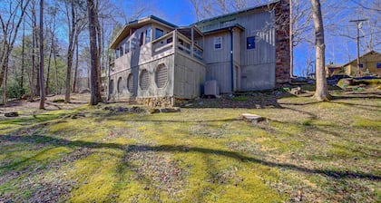 Cozy Log Cabin: 6 Mi to Great Smoky Mtns NP!