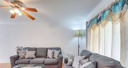 Glendale Heights Home With Office and Backyard!