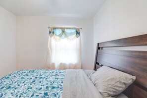 House (3 Bedrooms) | Interior - Glendale Heights Home With Office and Backyard! (Glendale Heights)
