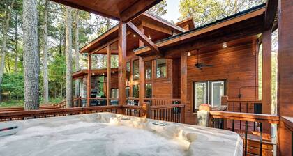 Sleek Cabin w/ Hot Tub: 11 Mi to Broken Bow Lake!