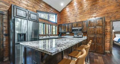 Sleek Cabin w/ Hot Tub: 11 Mi to Broken Bow Lake!