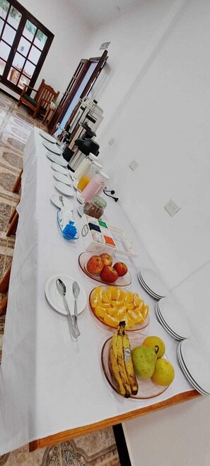 Tägliches inbegriffenes kontinentales Frühstück