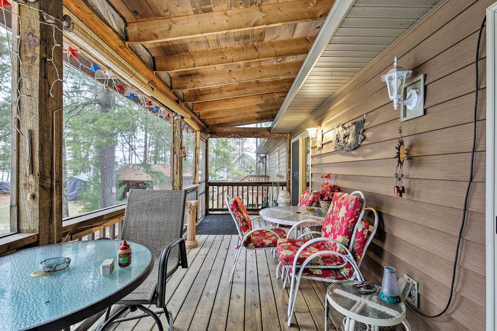Lakefront Family Getaway w/ Private Deck & Dock! - Plum Lake