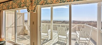 Family-friendly Vacation Home: Steps to Beach!