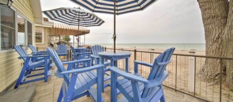 1 Mi to Presque Isle: Waterfront Lake Erie Cottage