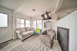 Cottage (3 Bedrooms) | Interior - 1 Mi to Presque Isle: Waterfront Lake Erie Cottage (Erie)