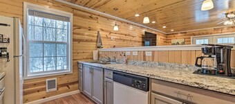 Lovely Elmira Cabin w/ Deck, 18 Mi to Gaylord