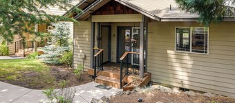 Resort-style Klamath Falls Home, Golf Course View!