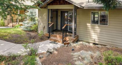Resort-style Klamath Falls Home, Golf Course View!