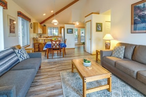 Apartment (3 Bedrooms) | Interior - Resort-style Klamath Falls Home, Golf Course View! (Klamath Falls)