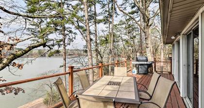 Riverfront Deck + Fire Pit: Hot Springs Retreat!