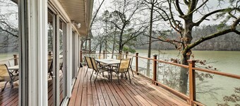 Riverfront Deck + Fire Pit: Hot Springs Retreat!