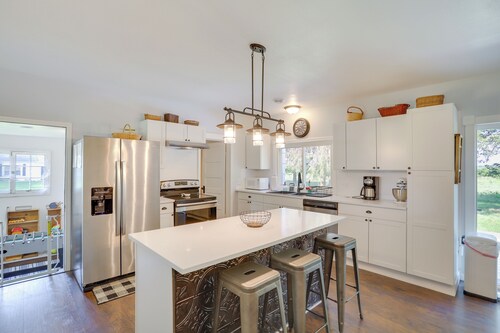 South Haven Farmhouse w/ Fire Pit, 4 Mi to Beach!