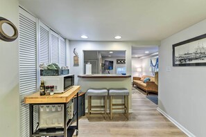 Interior - Cozy Ventnor Getaway: Walk to Public Beach! (Ventnor City)