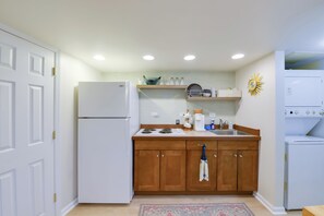 Interior - Cozy Ventnor Getaway: Walk to Public Beach! (Ventnor City)