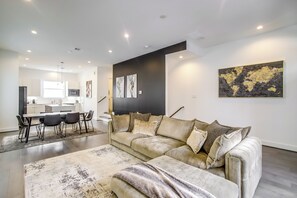 House (3 Bedrooms) | Interior - Inviting H-town Home Near Shops & Golf Courses! (Houston)
