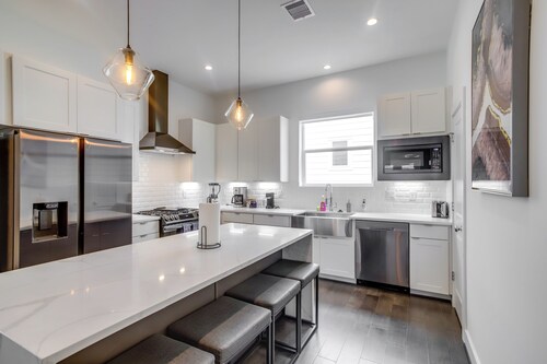 Inviting H-town Home Near Shops & Golf Courses!