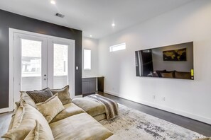 House (3 Bedrooms) | Interior - Inviting H-town Home Near Shops & Golf Courses! (Houston)