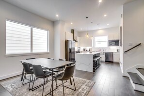 House (3 Bedrooms) | Interior - Inviting H-town Home Near Shops & Golf Courses! (Houston)