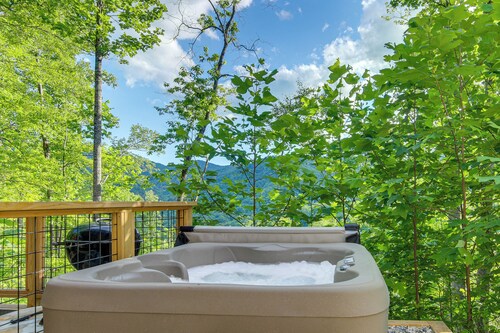 Panoramic Mtn Views & Hot Tub! Secluded Marion Gem