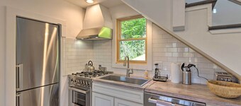 Hot Tub & Mountain Views: Secluded Marion Escape!