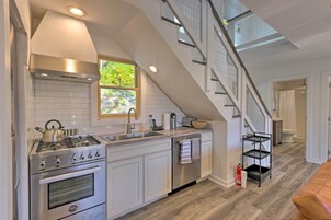 House (6 Bedrooms) | Interior