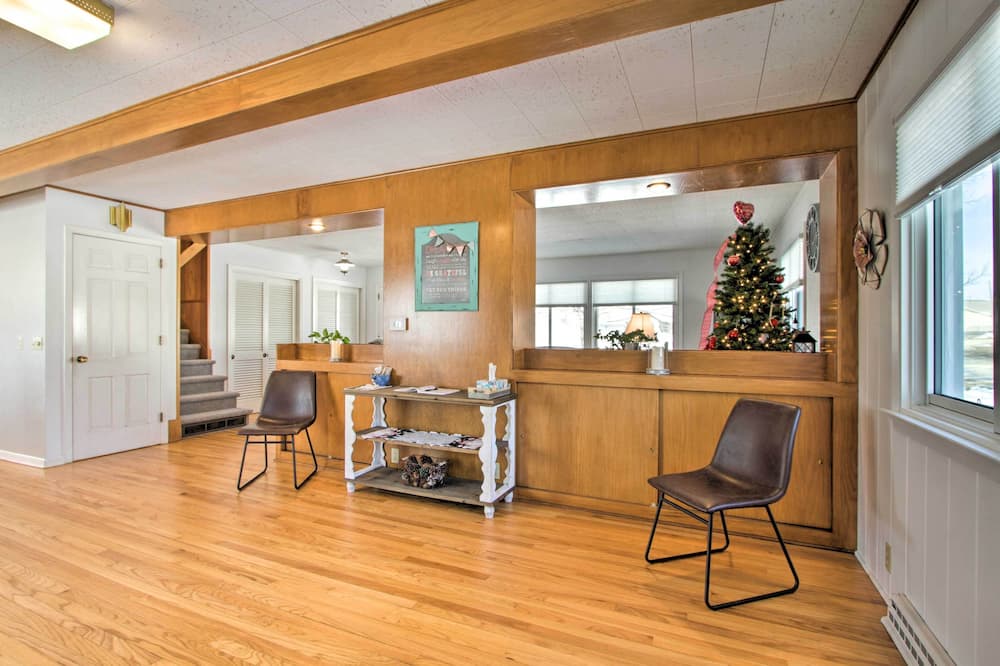 Cozy Postville Retreat w/ Fireplaces & Yard! - Prairie du Chien