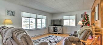 Cozy Postville Retreat w/ Fireplaces & Yard!