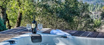 Hot Tub & Mtn Views: Peaceful Columbia Retreat!