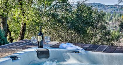 Hot Tub & Mtn Views: Peaceful Columbia Retreat!