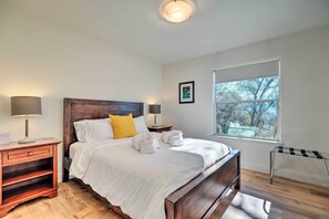 House (4 Bedrooms) | Interior - Hot Tub & Mtn Views: Peaceful Columbia Retreat! (Columbia)