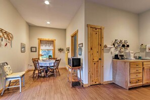 Apartment (1 Bedroom) | Interior - Quaint Apt ~ 5 Miles to Appalachian Trail & Lake! (Hampton)