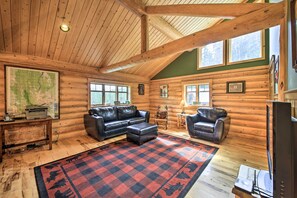 Villa (3 Bedrooms) | Interior - Waterfront Log Home w/ 95 Acres on Yaak River (Troy)