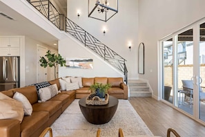 House, 5 Bedrooms | Living area