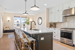 Private kitchen | Fridge, oven, dishwasher, coffee/tea maker - No Bad Days 5 Bedroom Townhouse (St. George)