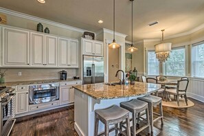 Maison (4 Bedrooms) | Cuisine privée | Four à micro-ondes, un four, surface de cuisson, lave-vaisselle