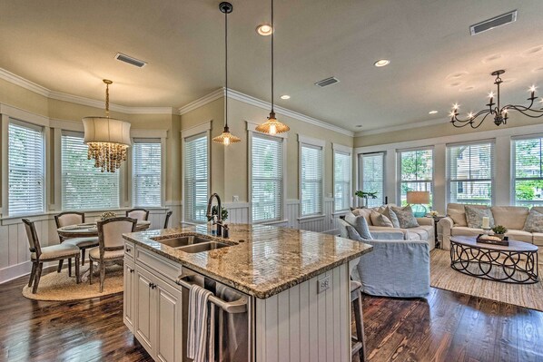 Interior - Beach Oasis w/ Pool Access, ~ 1 Mi to Shore! (Santa Rosa Beach)