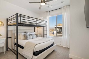 Stadtwohnung, 4 Schlafzimmer | 4 Schlafzimmer, Schreibtisch, laptopgeeigneter Arbeitsplatz