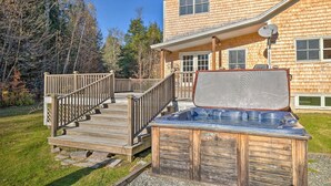 A wooden deck leading to a house with a hot tub in front. - Private Home w/ Hot Tub Near Jay Peak Slopes (Montgomery Center)