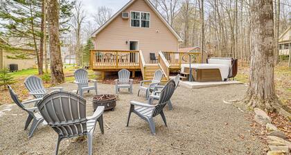 Hot Tub + Decks: Tree-lined Retreat in Pocono Lake