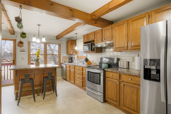 Frigorifero, microonde, forno, piano cottura