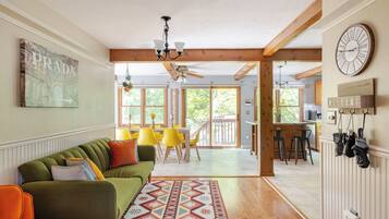 Smart TV, videogiochi, tavolo da calcetto