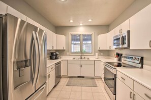 Apartment (2 Bedrooms) | Interior - Resort-style Condo w/ Balcony on Lake Keowee (Salem)